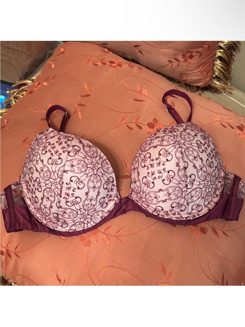 Victoria’s Secret very sexy push-up embroidered underwire bra sz.32D
